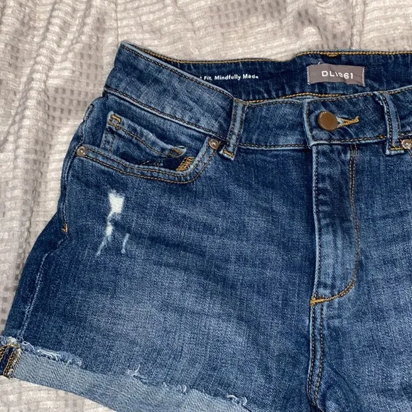 DL1961 Women's Karlie Boyfriend Darkwash Distressed Women’s Shorts sz 25 EUC