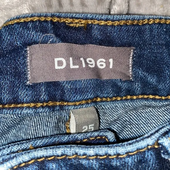 DL1961 Women's Karlie Boyfriend Darkwash Distressed Women’s Shorts sz 25 EUC