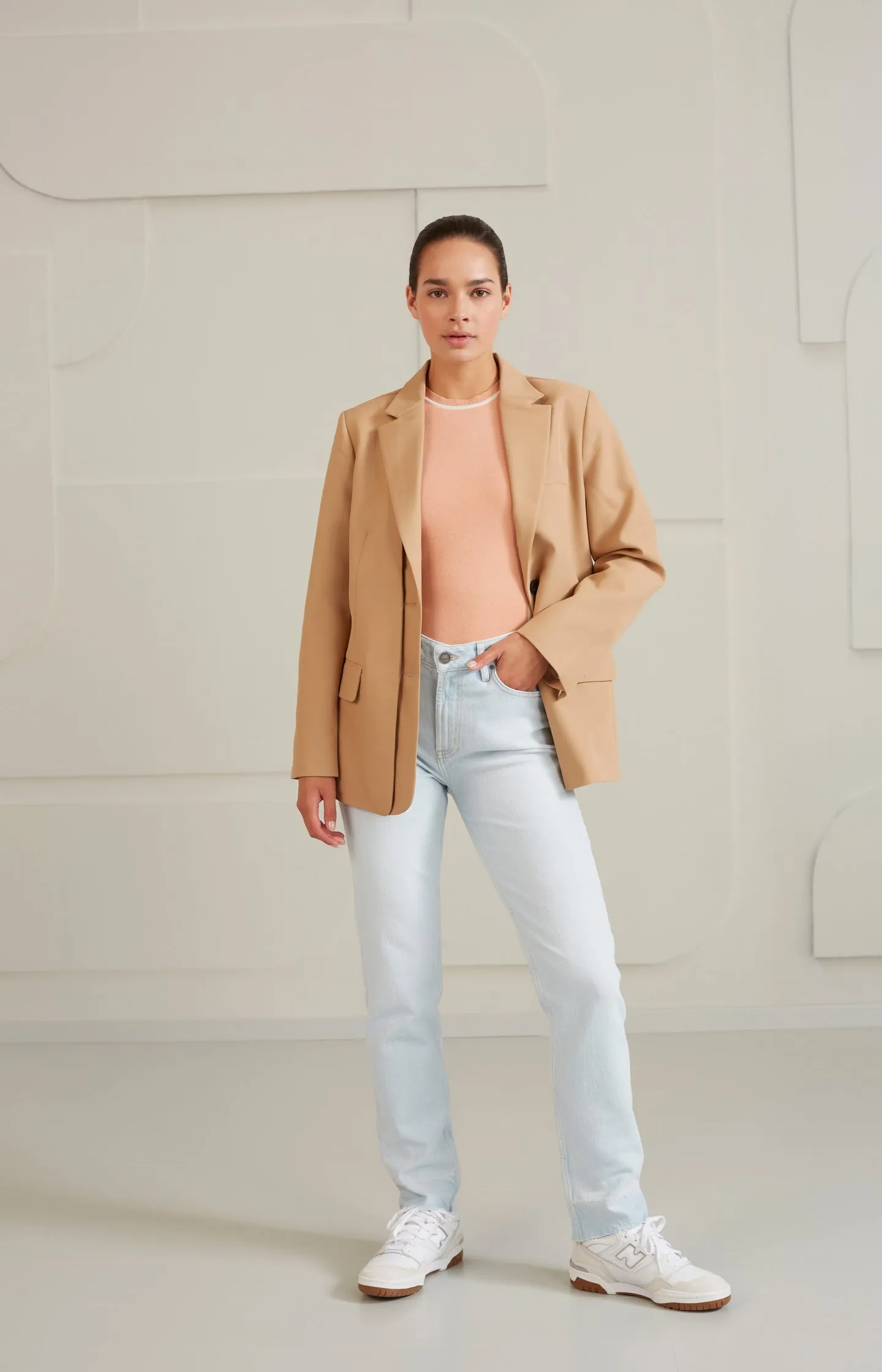 Oversized blazer with long sleeves, pockets and buttons
