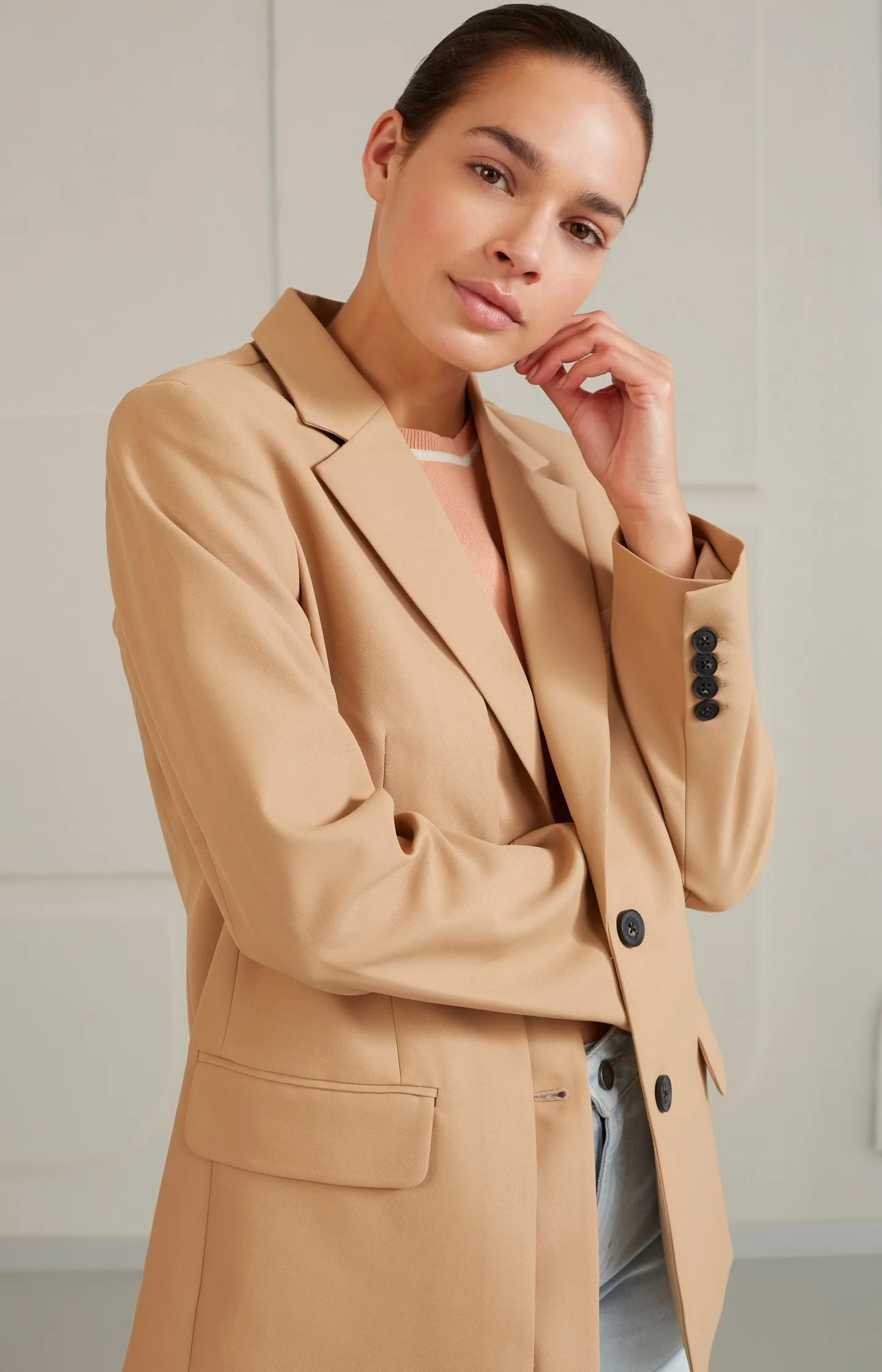 Oversized blazer with long sleeves, pockets and buttons