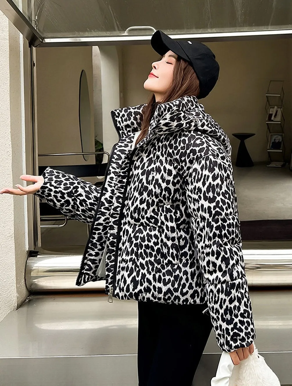 Stylish Quilted Puffer Jacket in Leopard Print for Women