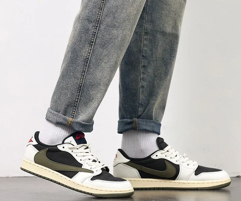 Stylish Relaxed-Fit Straight Leg Jeans for Men